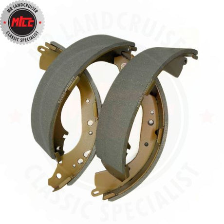 Different arrangement of 4 Toyota Landcruiser 4WD Front or Rear Drum Brake Shoes that suit 40 & 55 series landcruisers. The view shows the front and side of the brake pads